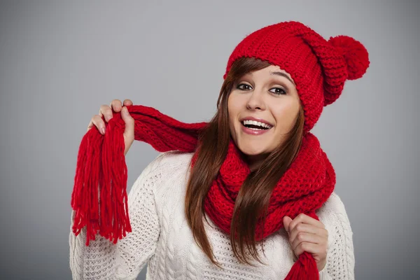 Giovane donna con cappello rosso e sciarpa — Foto Stock