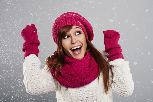 Jonge vrouw geniet eerste sneeuw — Stockfoto