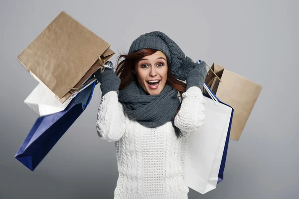 Возбужденная женщина на зимней распродаже — стоковое фото