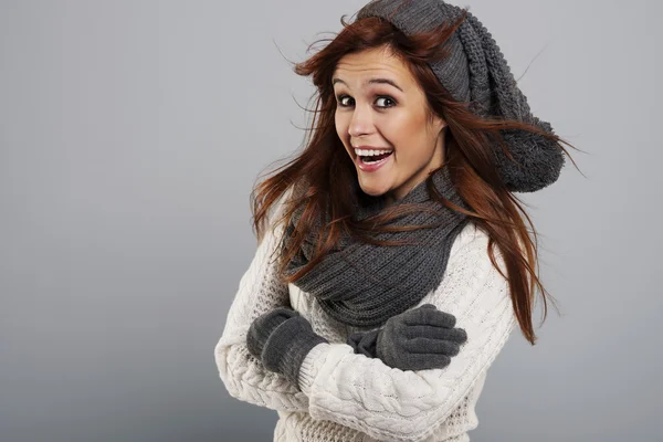 Portret van gelukkig vrouw mode winterkleren dragen — Stockfoto