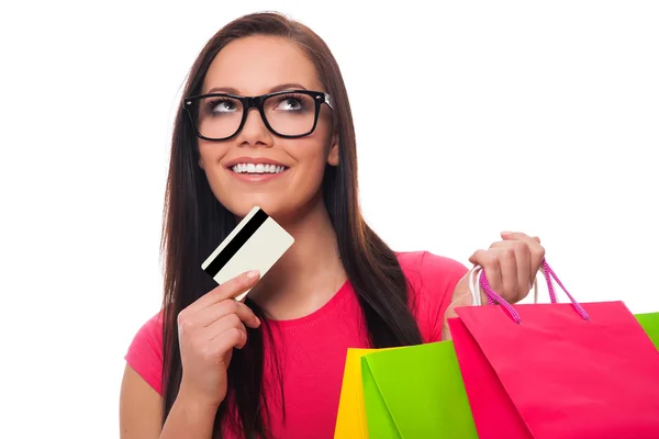 Mujer joven con tarjeta de cuna y bolsas de papel —  Fotos de Stock