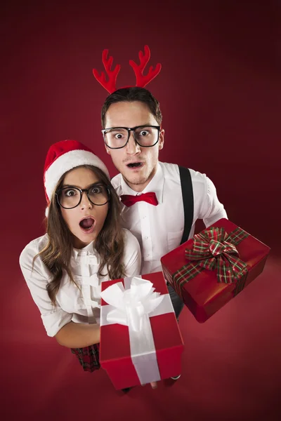 Surprise nerd couple holding christmas gifts — Stock Photo, Image