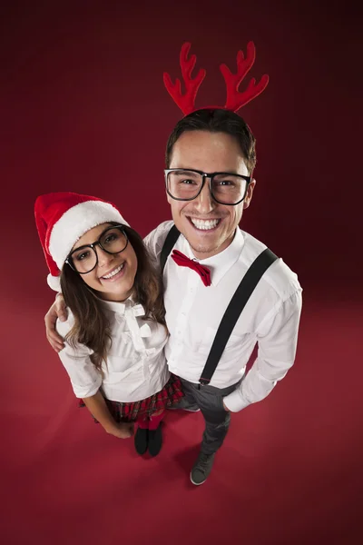 Retrato de pareja nerd sonriente en época de Navidad — Foto de Stock