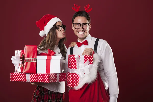 Pareja cariñosa con muchos regalos de Navidad — Foto de Stock