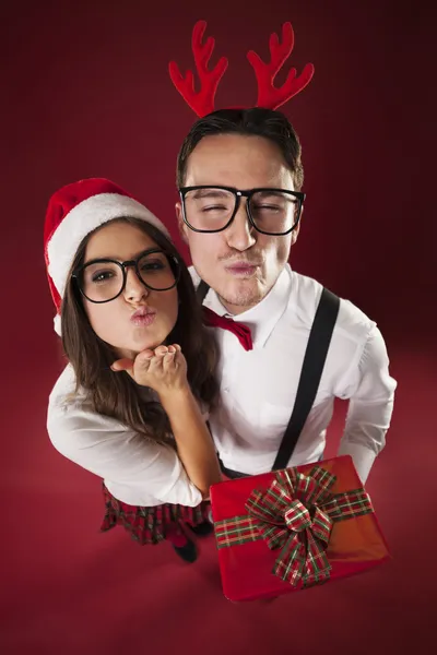 Nerd pareja soplando besos —  Fotos de Stock