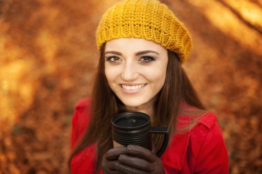 güzel bir genç kadın içme