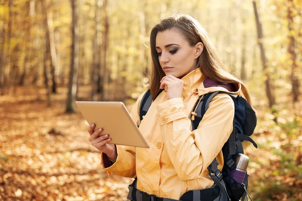 Női természetjáró keresi a helyes utat — Stock Fotó