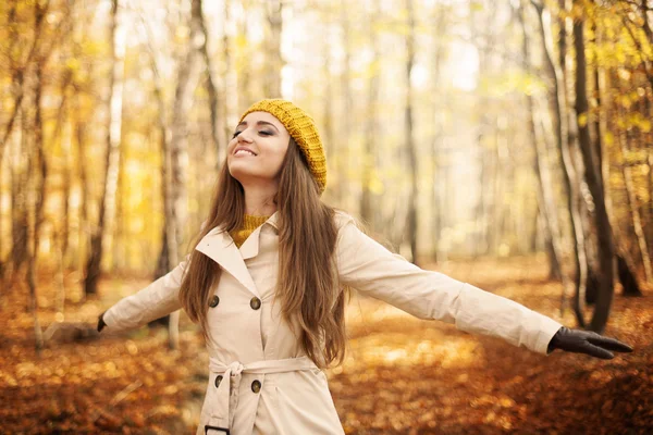 Young woman enjoying nature — Stock Photo, Image