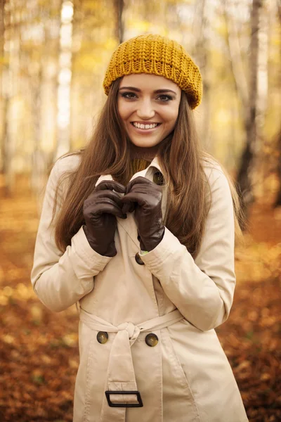 Sonbahar gülümseyen kadın — Stok fotoğraf