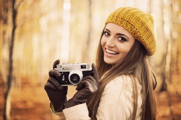 Sorrindo jovem mulher — Fotografia de Stock