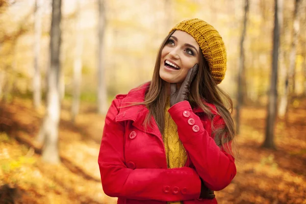 Femme dans la mode vêtements d'automne — Photo