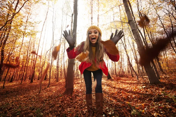 Young woman have fun with leaves — Stock Photo, Image