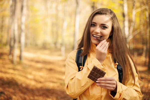 Mujer joven excursionista — Foto de Stock