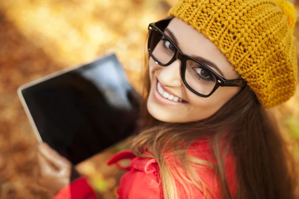 Sorridente giovane donna utilizzando tablet digitale — Foto Stock
