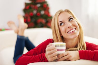 Kanepede oturan sarışın kadın.