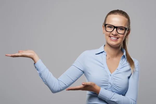 Geschäftsfrau zeigt im Copy Space — Stockfoto