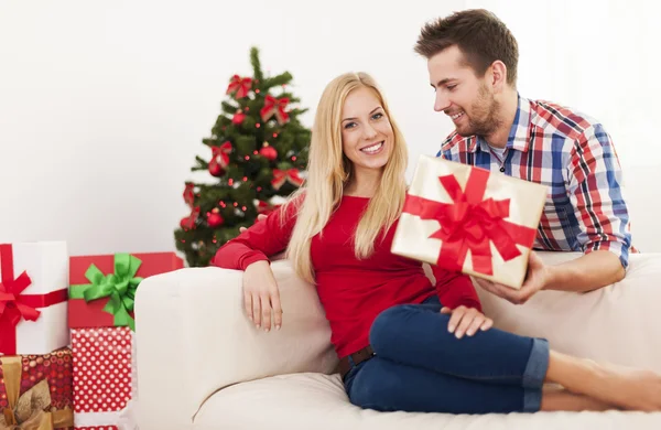 Man surprising his girlfriend — Stock Photo, Image