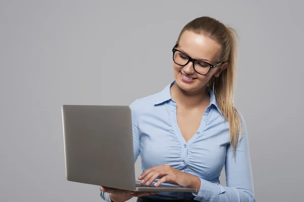 Leende ung affärskvinna — Stockfoto