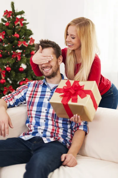 Frau überrascht ihren Freund — Stockfoto