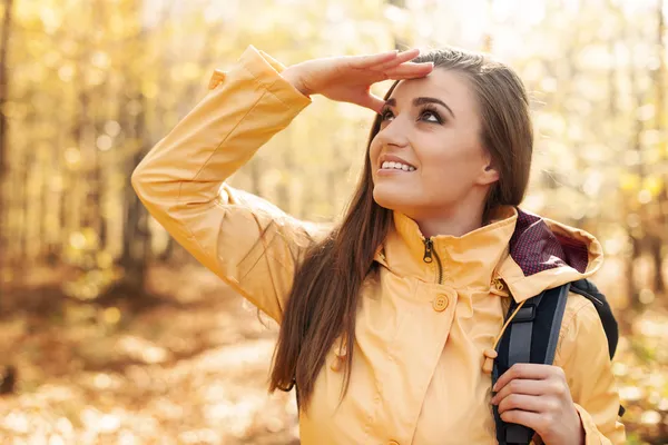 Lächelnde Wanderin — Stockfoto