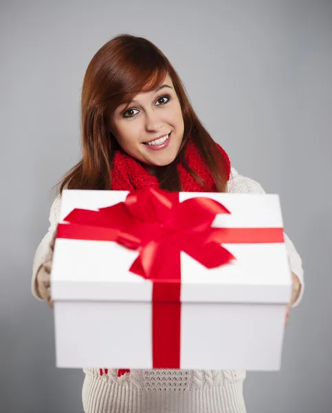 Brünette Frau mit Weihnachtsgeschenk — Stockfoto