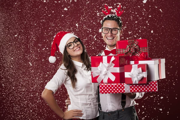 Nerd couple with christmas presents — Stock Photo, Image