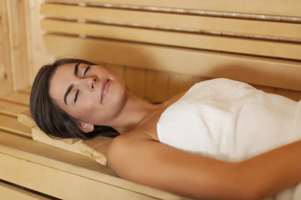 Beleza jovem mulher descansando na sauna — Fotografia de Stock