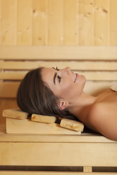 Hermosa mujer descansando en sauna —  Fotos de Stock