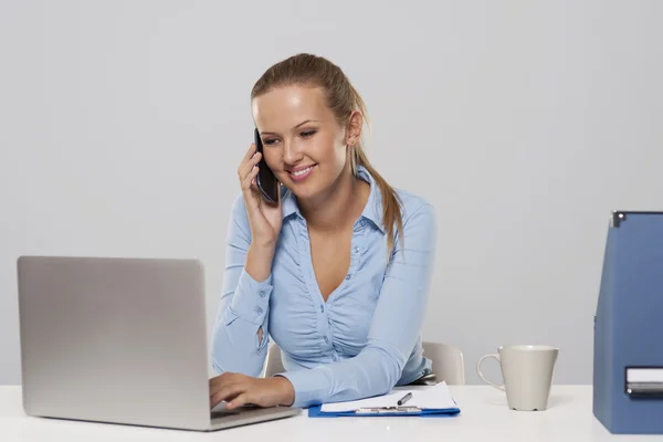 Schöne Frau telefoniert mit dem Handy — Stockfoto