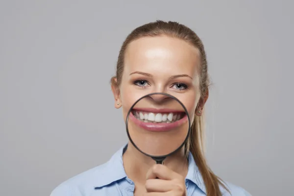 Mulher loira com grande sorriso branco — Fotografia de Stock