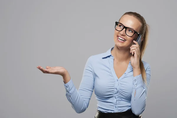 Geschäftsfrau telefoniert mit Handy — Stockfoto