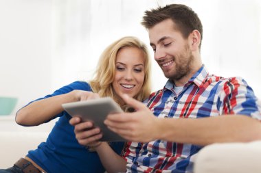 gülümseyen çift dijital tablet evde kullanma