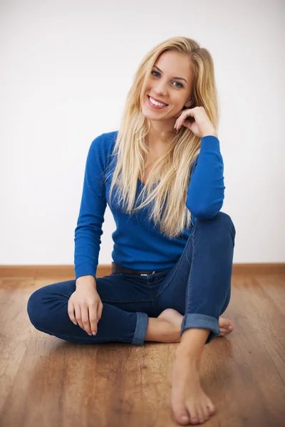 Lachende blonde vrouw — Stockfoto