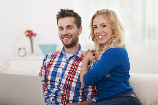 Lachende paar met hedendaagse laptop — Stockfoto