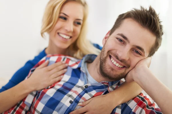 Amante casal sorridente — Fotografia de Stock