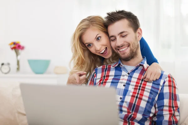 Casal sorrindo com laptop — Fotografia de Stock