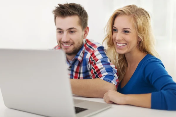 Couple souriant avec ordinateur portable — Photo