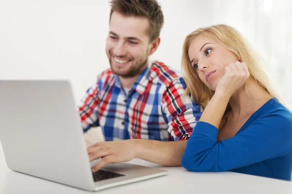 Sonriente pareja con portátil — Foto de Stock