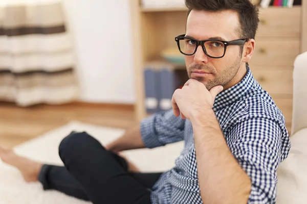 Homme sérieux dans la chambre domestique — Photo