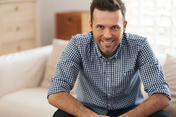 Handsome man in living room — Stock Photo, Image