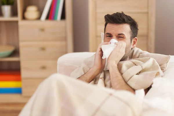 Hombre sonándose la nariz — Foto de Stock