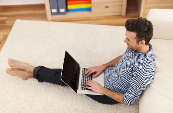 Uomo utilizzando il computer portatile — Foto Stock