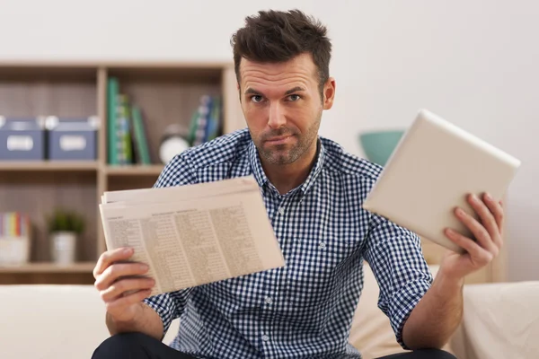 Man vergelijken digitale Tablet PC- en krant — Stockfoto