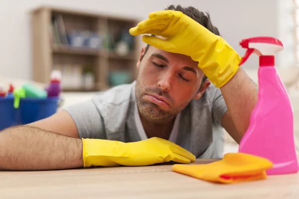 Homme fatigué avec équipement de nettoyage — Photo