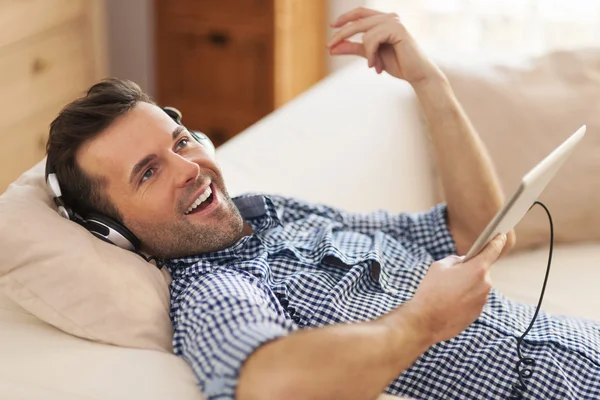 Homem ouvindo música — Fotografia de Stock