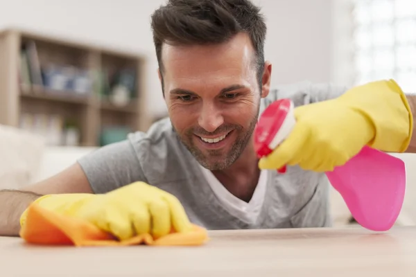 Sorridente uomo pulizia — Foto Stock