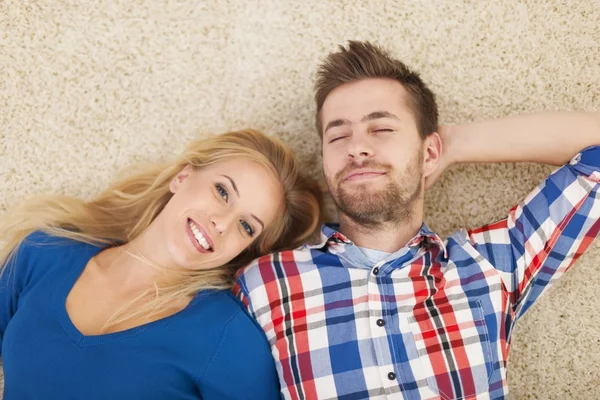 Pareja joven — Foto de Stock