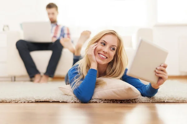 Mujer con tablet digital — Foto de Stock