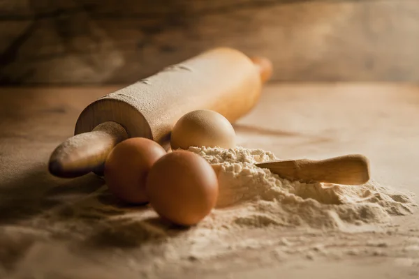 Sifted flour and eggs — Stock Photo, Image