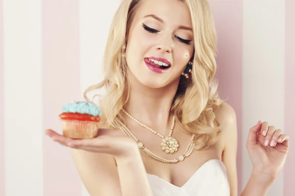 Woman with blue muffin — Stock Photo, Image